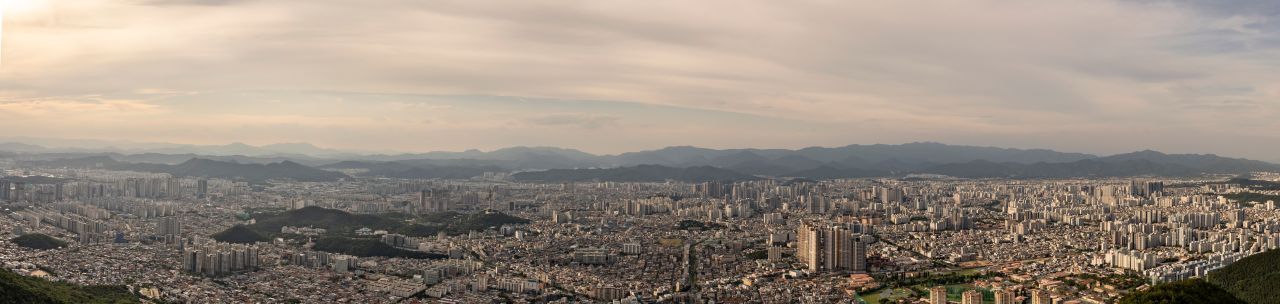 앞산 전망대에서 내려다본 대구 — 해 질 무렵 분지를 가득 채운 시가지가 산자락 아래로 펼쳐진다