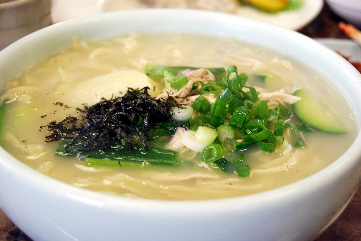 닭 육수로 담백하게 끓여 낸 대전식 칼국수 한 그릇