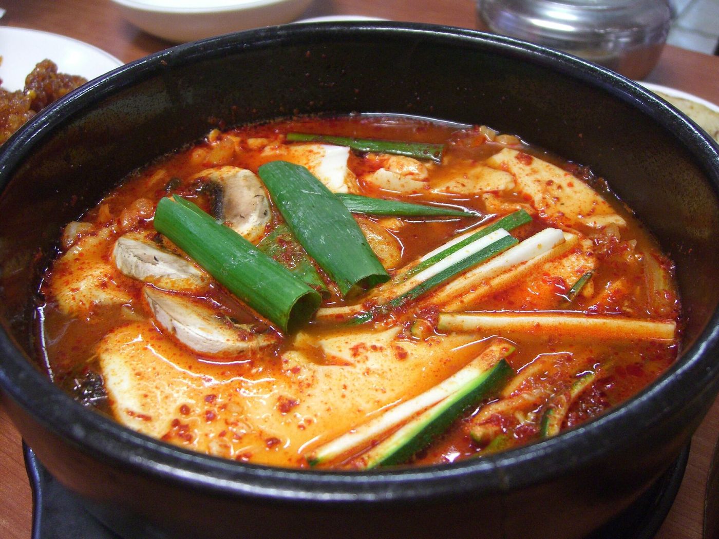 고춧가루 양념에 대파·버섯을 넣어 얼큰하게 끓인 두부 요리