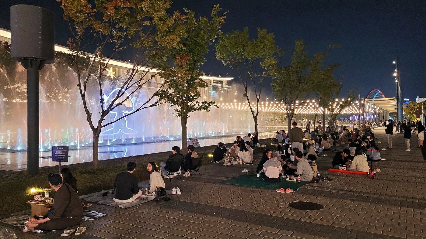 조명이 들어온 엑스포 과학공원의 저녁