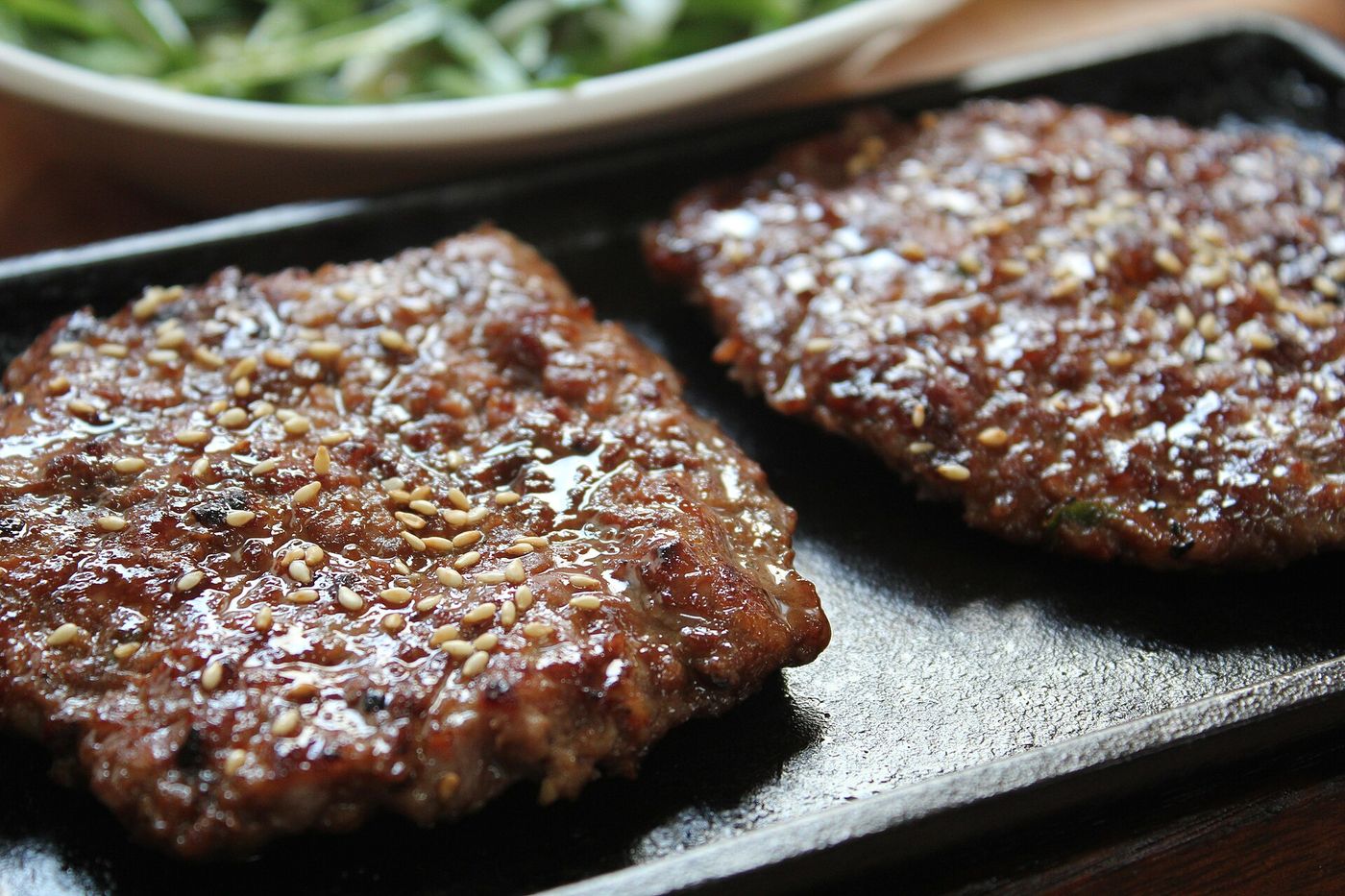 담양 떡갈비 — 곱게 다진 고기를 갈빗대에 붙여 숯불에 구워 낸 네모진 떡갈비, 윤기 도는 양념