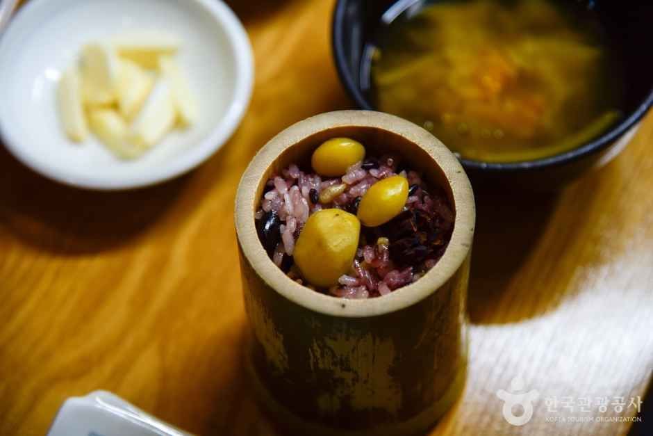 대통밥 한 통 — 뚜껑을 열면 대나무 향이 은은하게 오른다