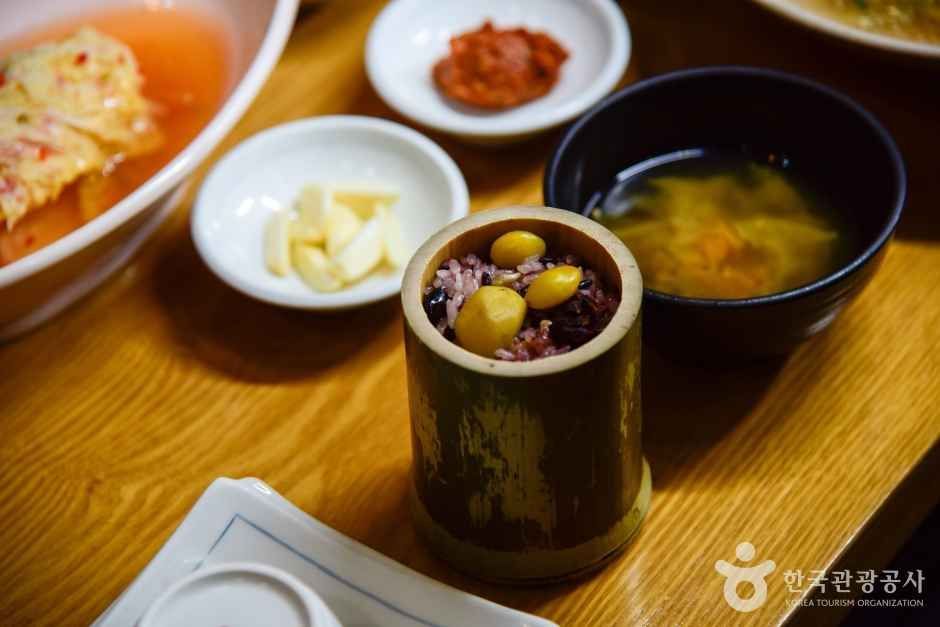 밑반찬이 가득한 담양 한정식 차림 — 여럿이 나눠 두루 맛보기 좋다