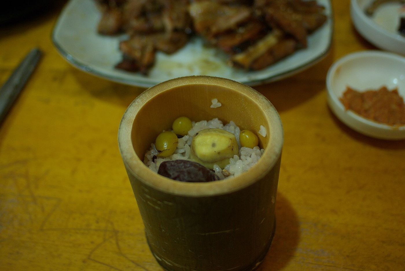 대통밥에 곁들인 죽순 한 접시 — 봄이면 아삭한 죽순이 상에 오른다