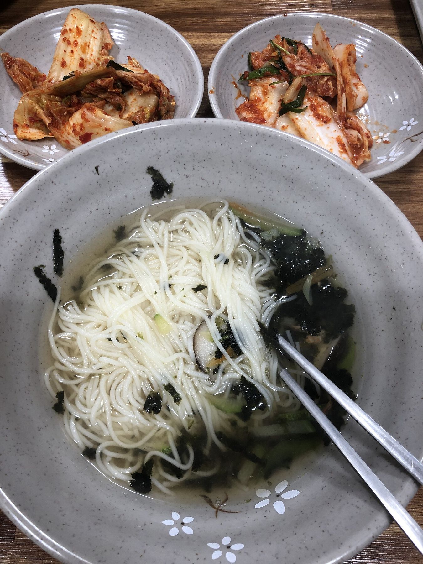 담양 국수거리 — 멸치 육수에 만 잔치국수 한 그릇과 김치, 관방제림 둑길 앞
