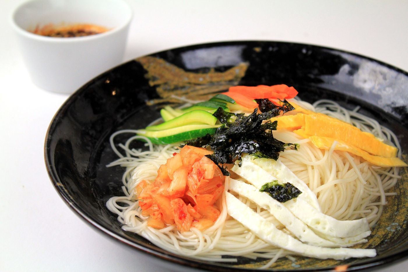 새콤달콤하게 비벼 낸 비빔국수 — 쫄깃한 면에 양념이 감겨 입맛을 돋운다