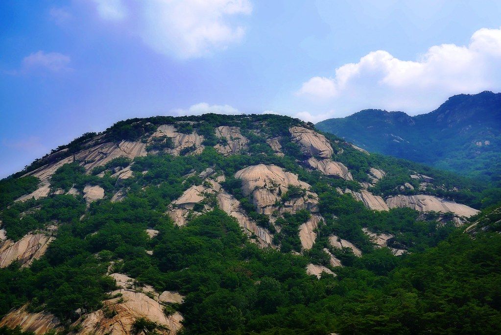 북한산 — 도심 가까이에서 만나는 화강암 봉우리와 봄빛 숲
