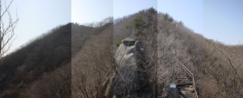 마니산 정상 능선 — 바위와 계단이 이어지는 마루에 서면 사방으로 시야가 트인다
