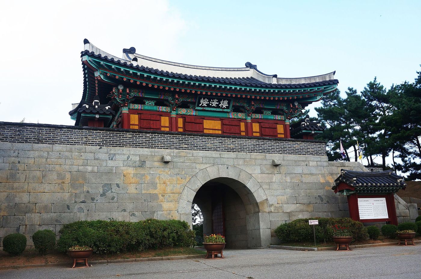 광성보 안해루 — 강화 서해안 방어 진지의 성문 누각. 신미양요 격전의 무대였다