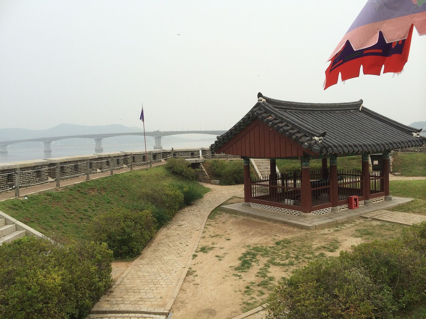 초지진 — 바다를 바로 옆에 둔 평지 진지. 병인양요·신미양요를 모두 겪었다