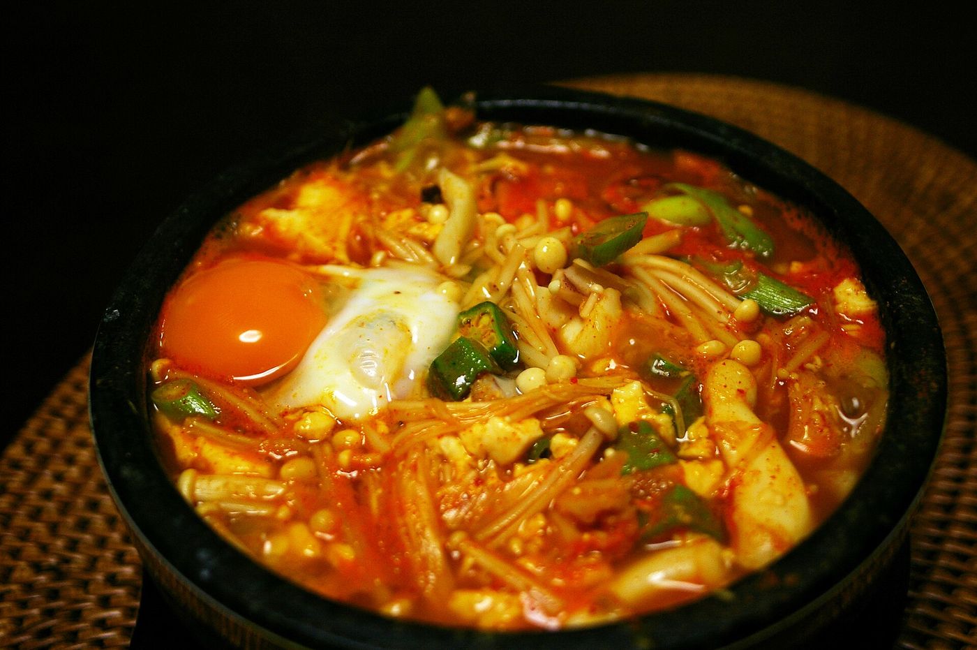 짬뽕순두부 — 해물을 넣어 얼큰하게 끓인 뚝배기. 하얀 초두부와 짝을 이룬다
