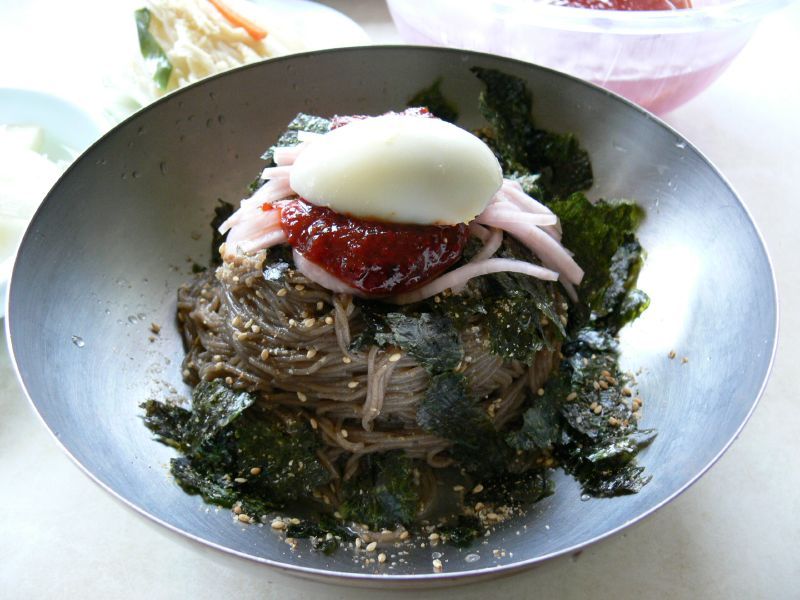 막국수 — 메밀로 뽑은 국수에 김가루와 삶은 달걀을 얹어 낸다