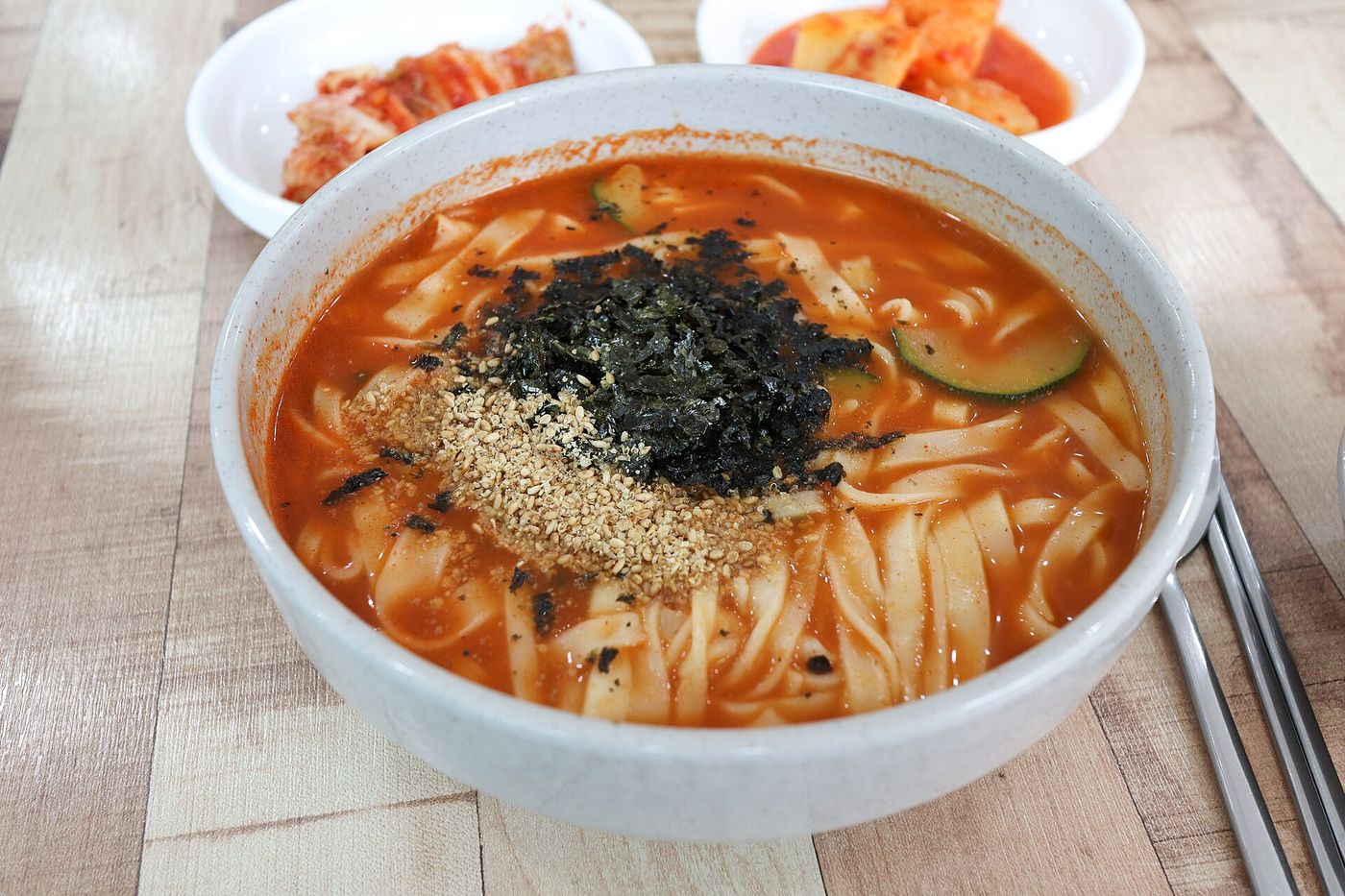강릉 장칼국수 — 고추장·된장을 푼 얼큰한 국물에 김가루를 얹어 낸다