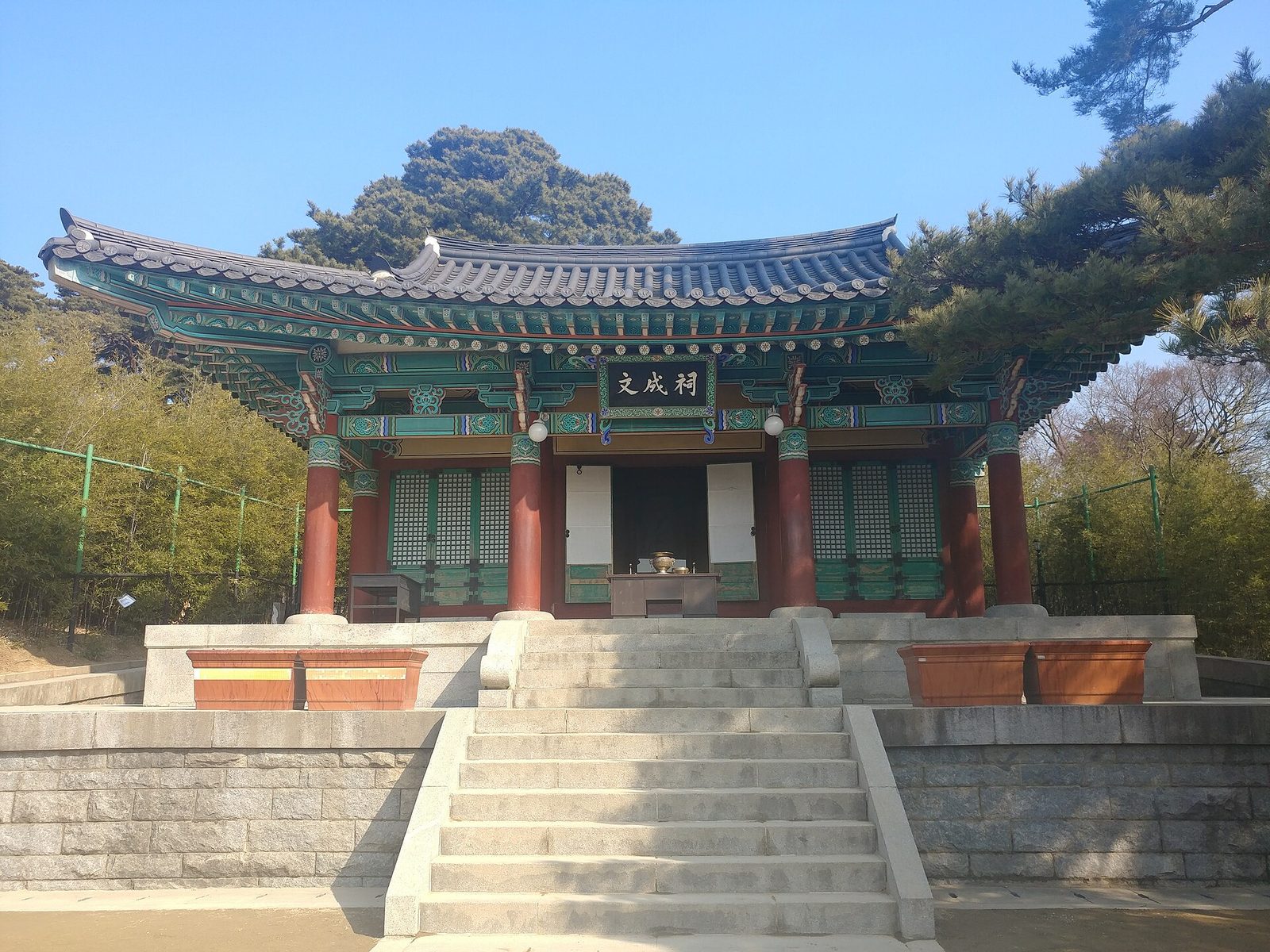 오죽헌 — 율곡 이이가 태어난 곳. 사진은 율곡을 모신 문성사