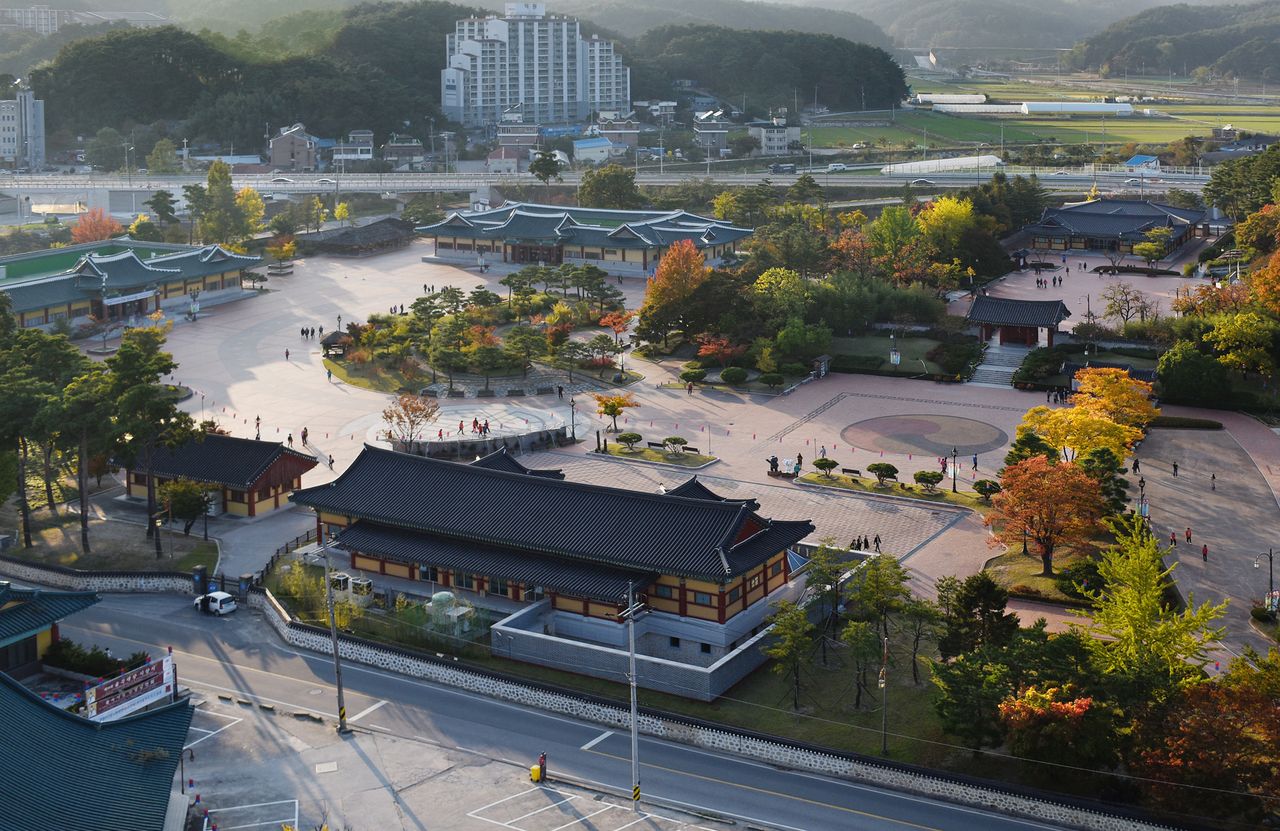 오죽헌 — 율곡 이이가 태어난 곳, 단정한 한옥과 너른 마당