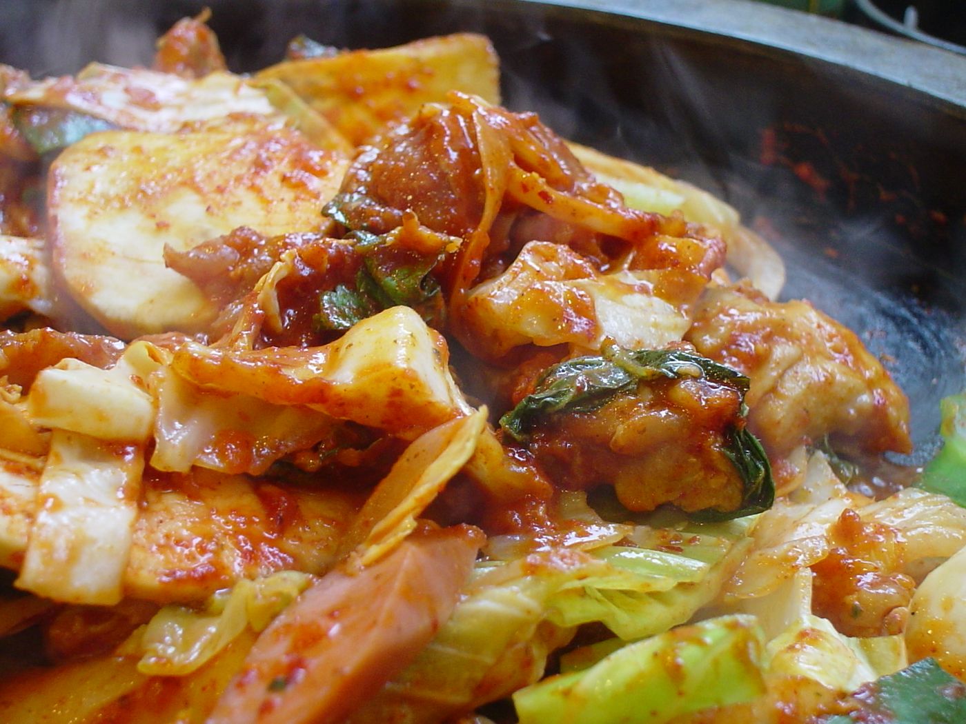 철판 가득 매콤하게 볶아 낸 가평 닭갈비