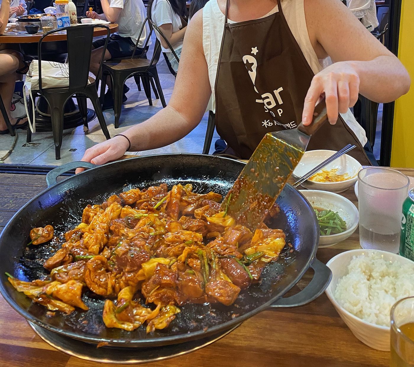 양념이 배도록 철판에서 볶아 내는 닭갈비 한 상