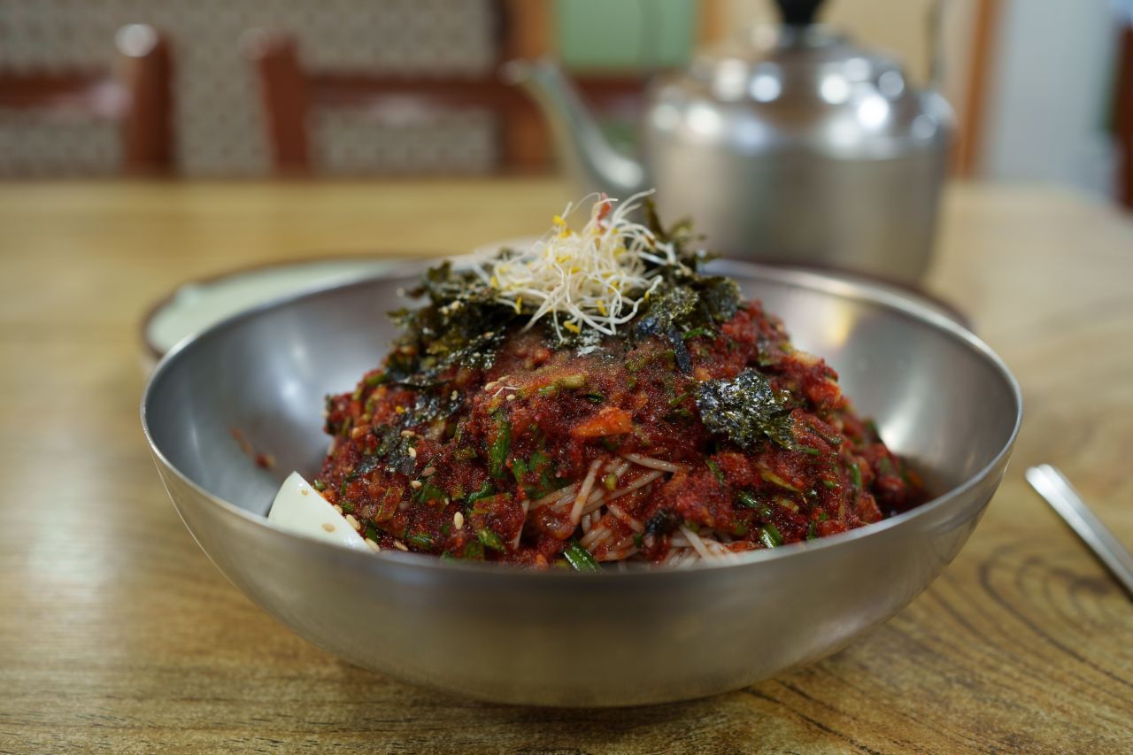 메밀로 뽑아 매콤하게 비벼 낸 막국수 한 그릇