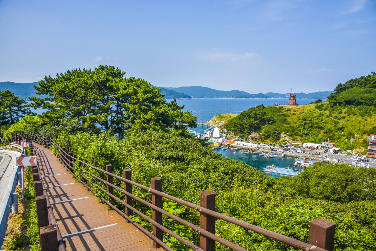 항을 끼고 난 도장포 해안 데크 산책로, 절벽과 트인 바다가 한쪽에 펼쳐진다