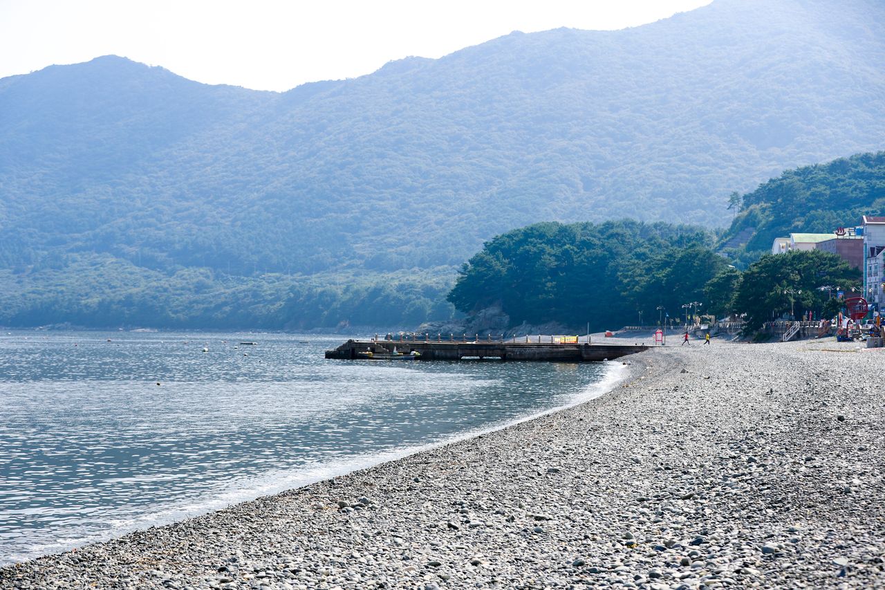 학동 몽돌해변 — 까만 자갈이 깔린 해변과 방파제