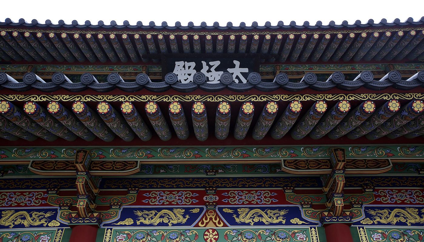 재현한 가야 전각의 처마와 현판, 화려한 단청
