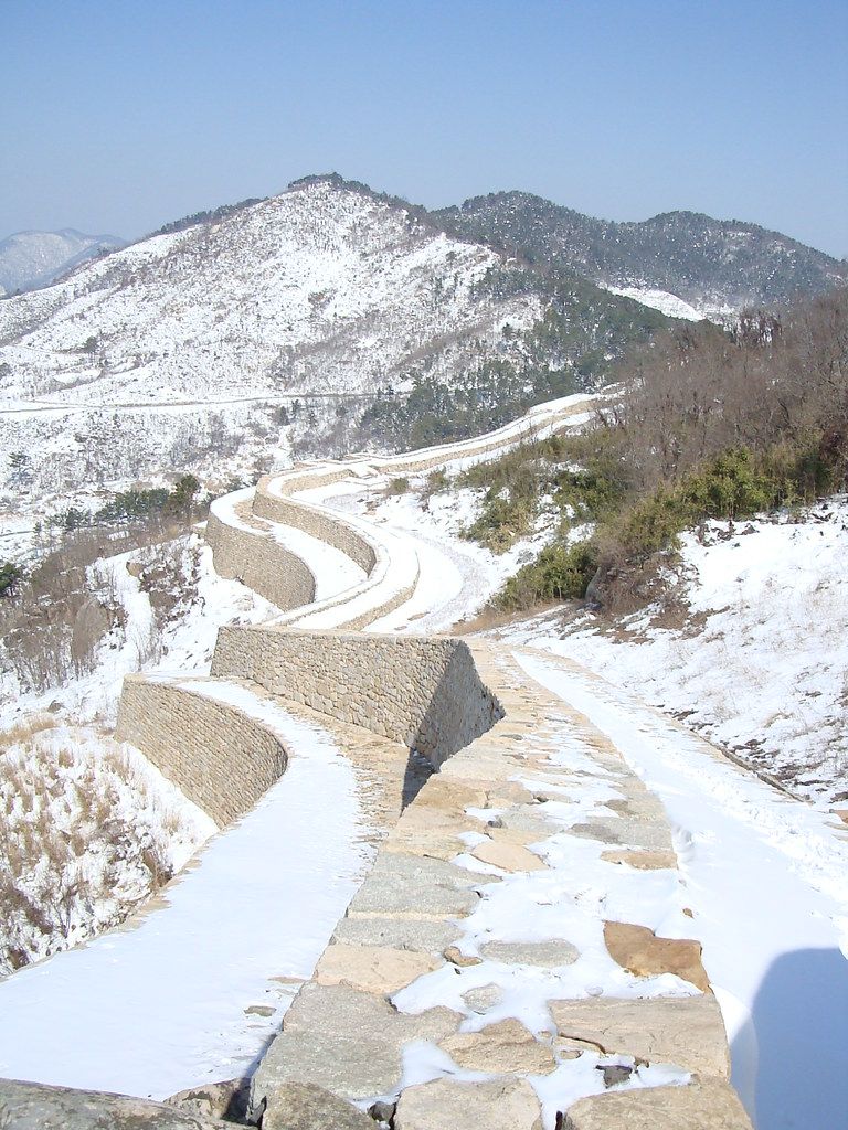 능선을 따라 돌로 쌓은 분산성 성벽(눈 내린 겨울)