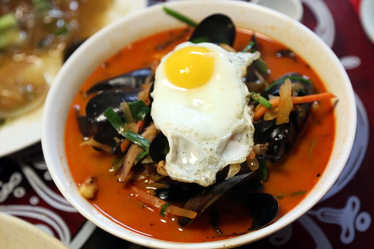달걀 프라이를 얹은 짬뽕 — 가게마다 국물 맛과 고명이 조금씩 다르다