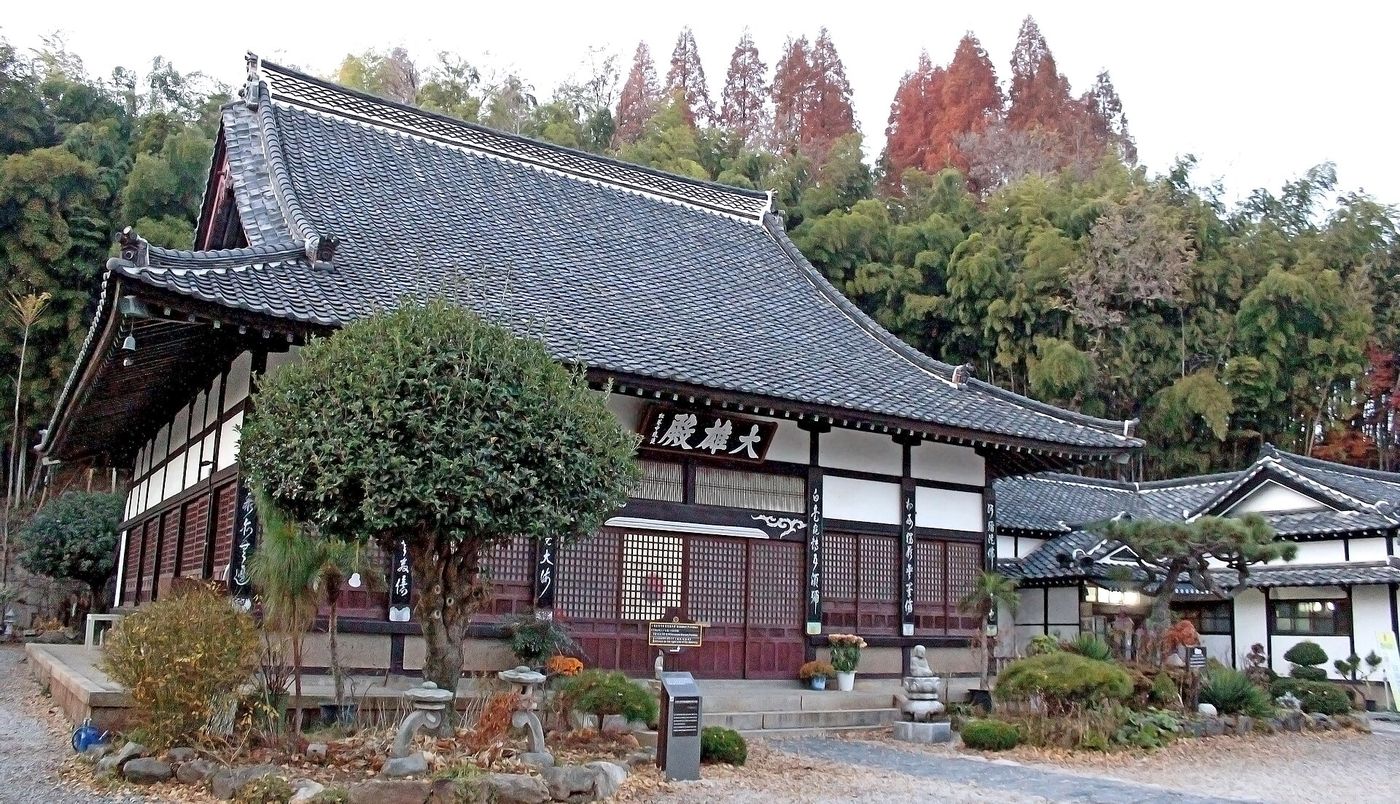 동국사 대웅전 — 국내에 남은 유일한 일본식 사찰 건축. 완만한 처마와 짙은 목재가 한국 사찰과 첫인상부터 다르다
