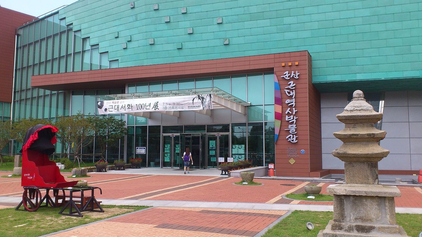 군산근대역사박물관 입구 — 내항 앞에 자리해 근대거리 답사의 기준점이 되는 곳