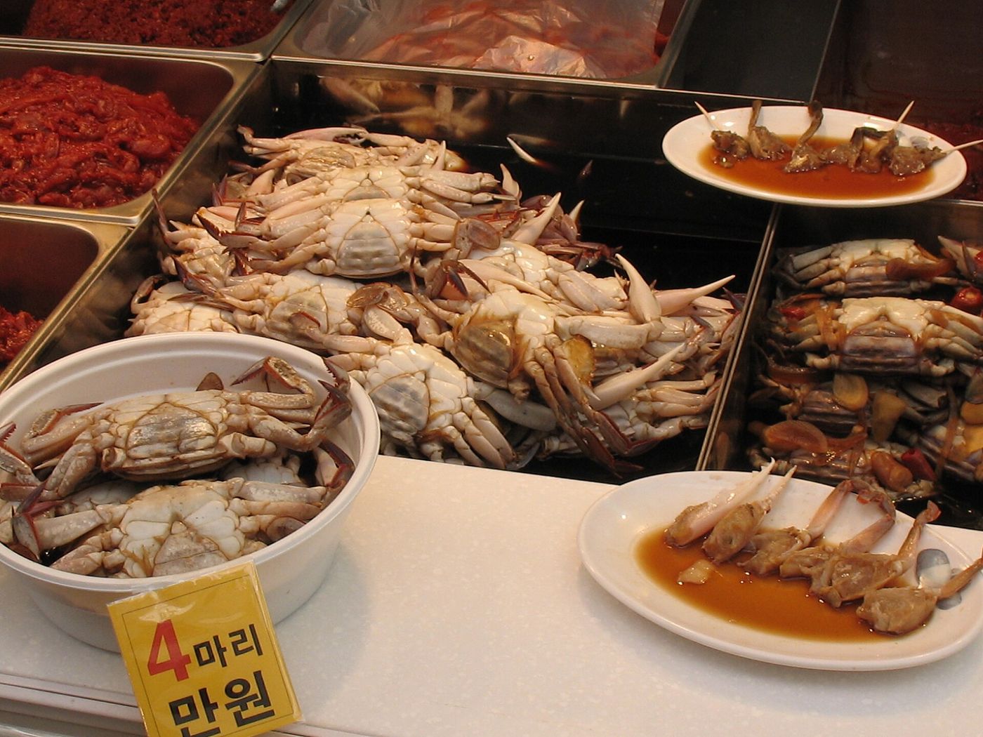 서해 항구 도시 군산의 제철 꽃게 — 시장 좌판에 오른 싱싱한 꽃게