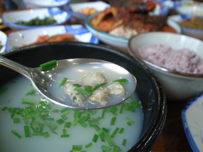 구례에서 뭘 먹을까 — 섬진강 재첩·지리산 산채·다슬기수제비, 산과 강이 차린 한 끼