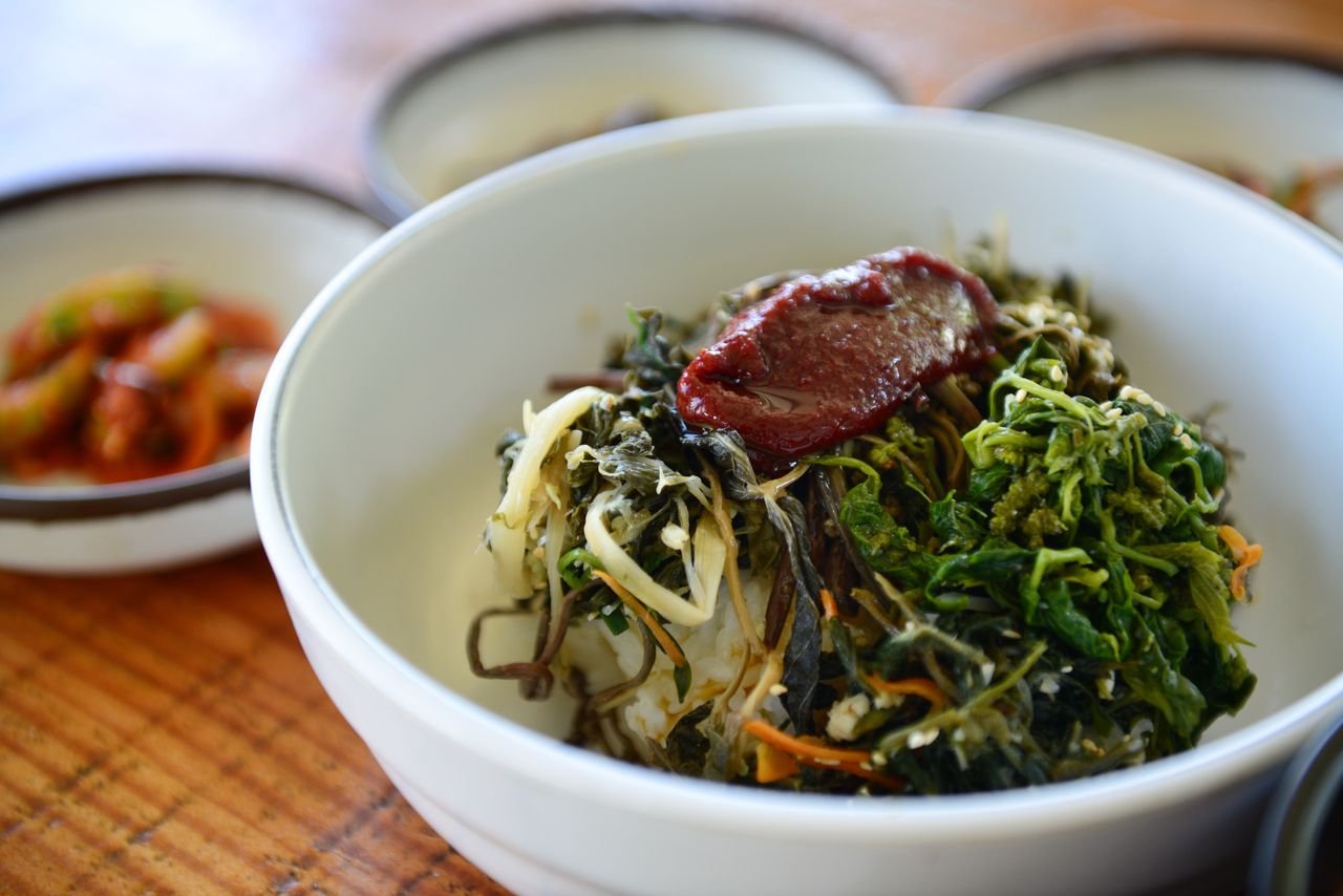 고추장을 올린 산채비빔밥 한 그릇 — 남은 나물을 비벼 먹으면 또 다른 맛이다
