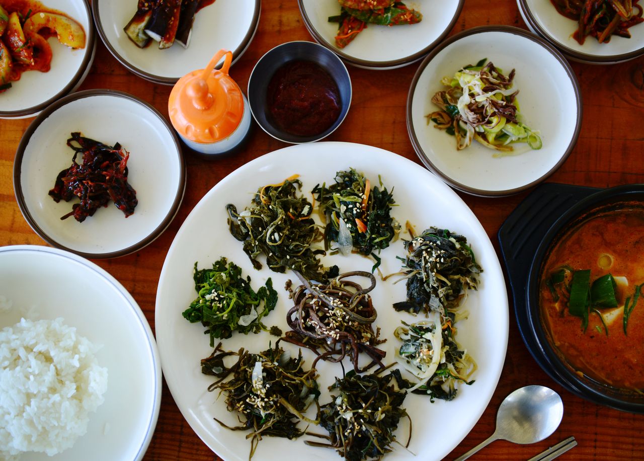 지리산 산나물로 차린 산채정식 한 상 — 종지마다 다른 나물이 열 가지 안팎 펼쳐진다