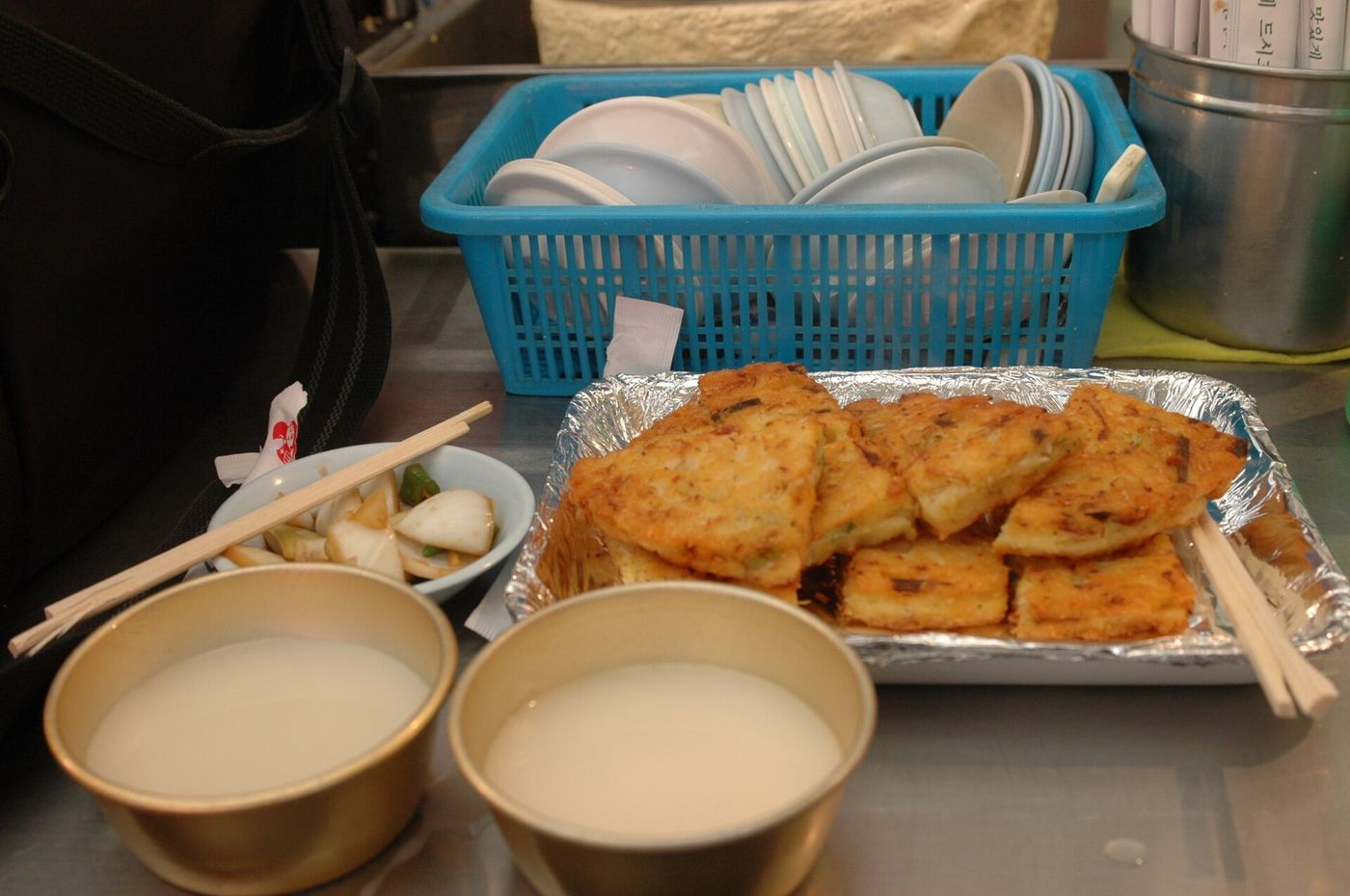 막걸리 두 사발에 노릇하게 부친 전 한 접시 — 산골 저녁상에 어울리는 곁들임