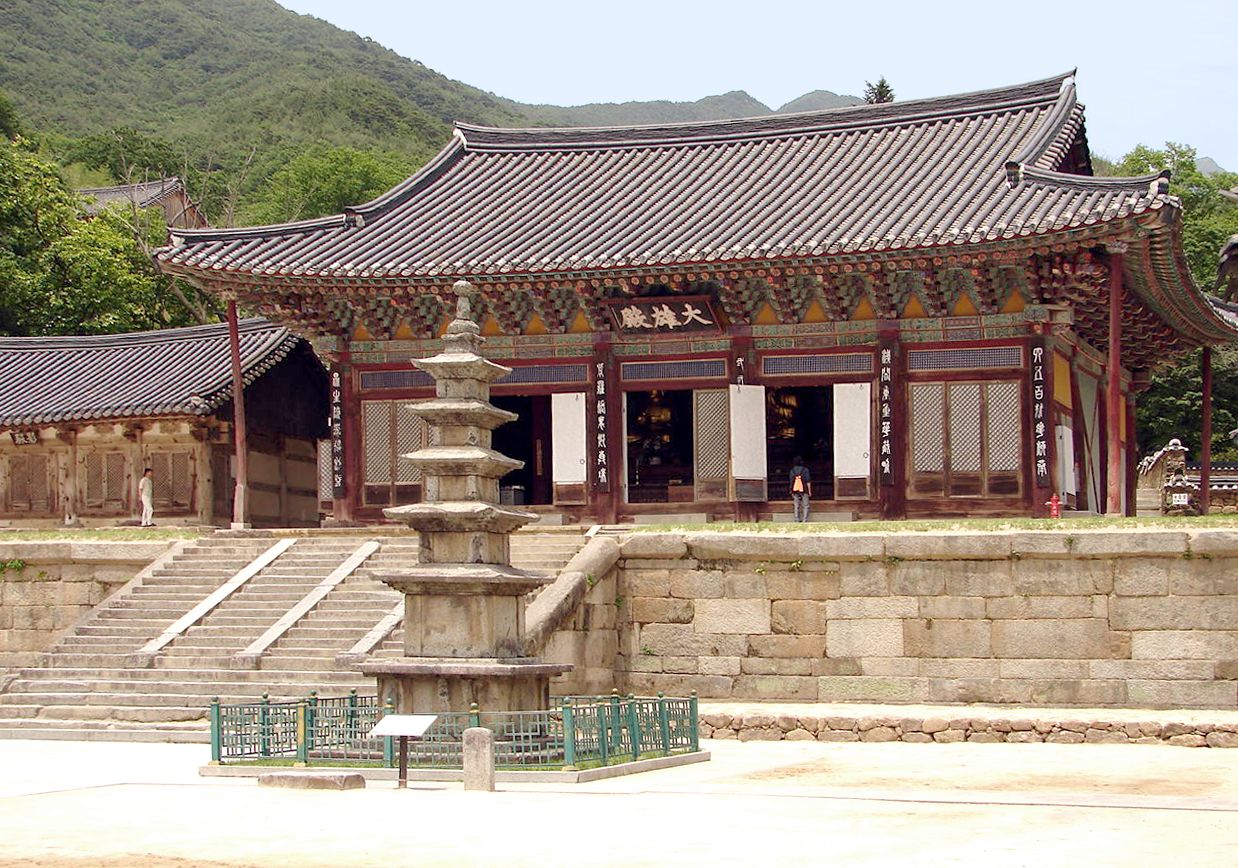 맑은 날의 화엄사 대웅전과 석탑 — 지리산 자락 깊은 산속에 들어앉은 천년 고찰의 너른 마당