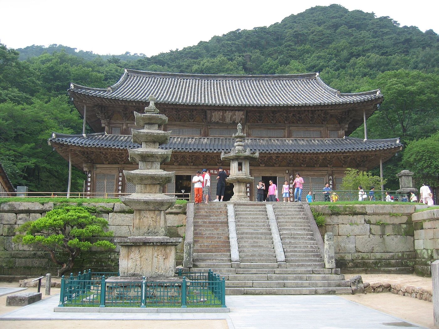 웅장한 각황전 앞에 모여든 사람들, 돌계단과 석탑이 그 앞을 지킨다