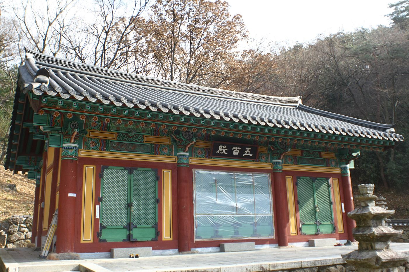 무등산 자락의 고찰 증심사 오백전 — 단청을 곱게 올린 전각이 겨울 숲을 배경으로 서 있다