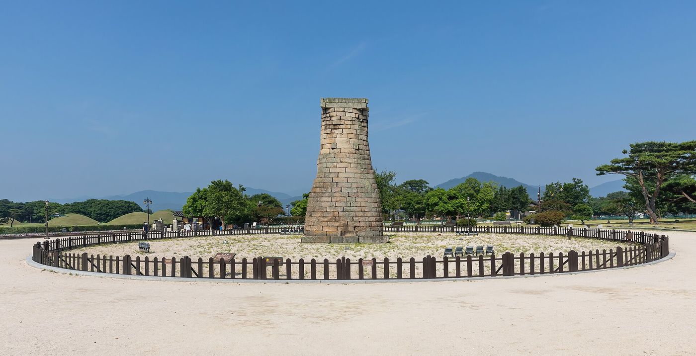 첨성대 — 신라의 별을 보던 탑이 너른 잔디밭 한가운데 홀로 서 있다, 밤이면 아래에서 올라오는 조명을 받는다