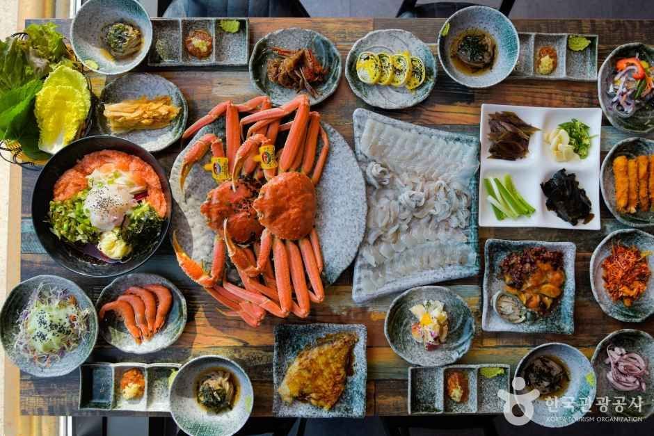 감포항 대게 한 상 — 쪄 낸 대게와 갖은 해산물 반찬이 푸짐하게 차려진다