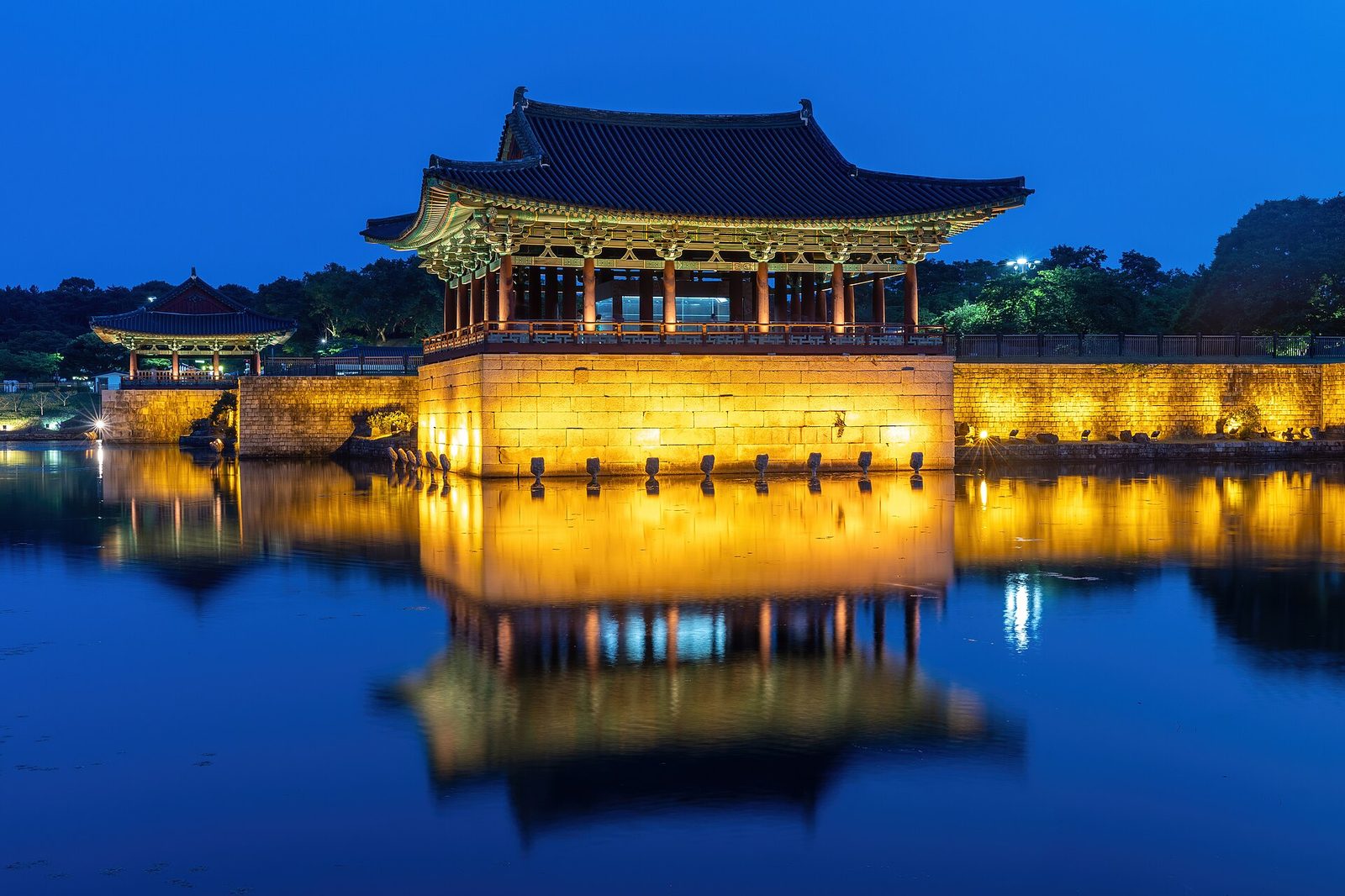 동궁과 월지 — 해가 지면 누각이 연못에 비쳐 가장 아름답다