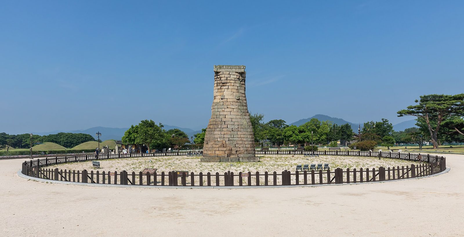 첨성대 — 7세기에 별을 보던, 동양에서 가장 오래된 천문대로 알려져 있다