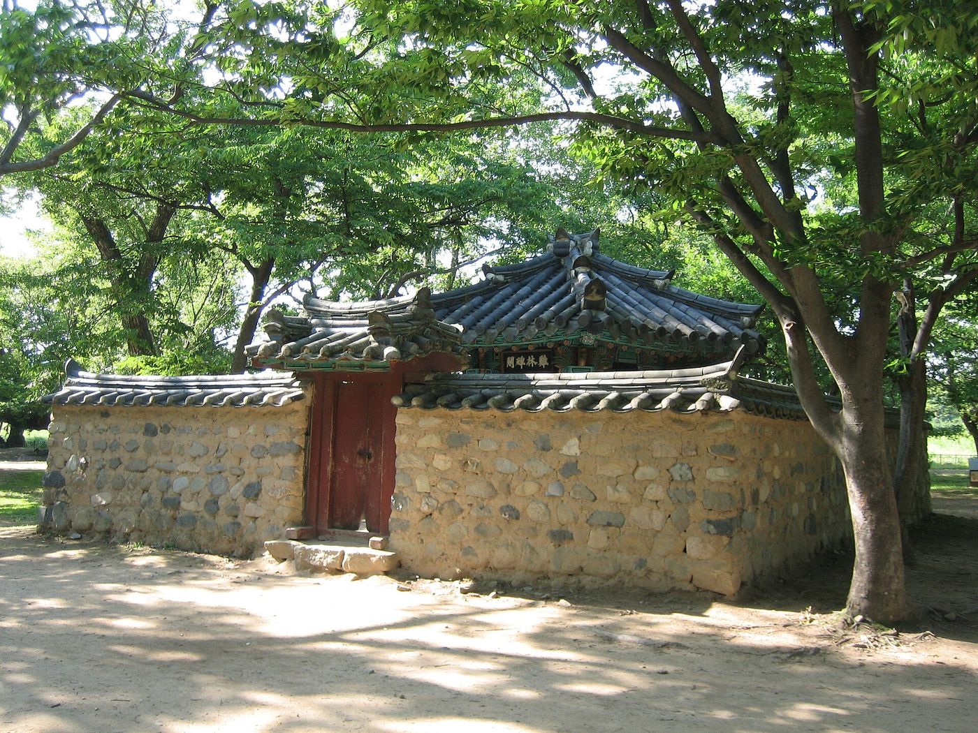 계림 — 김알지 설화가 깃든 숲속 돌담 사당, 고목 사이로 오래된 시간이 고였다