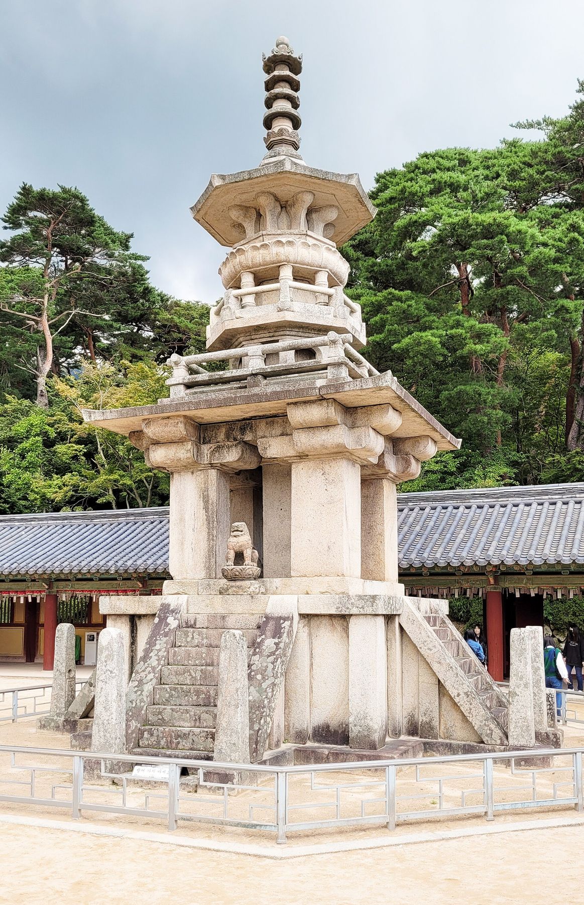불국사 다보탑 — 화려한 조각이 돋보이는 신라 석탑, 단정한 석가탑과 마주 서 있다