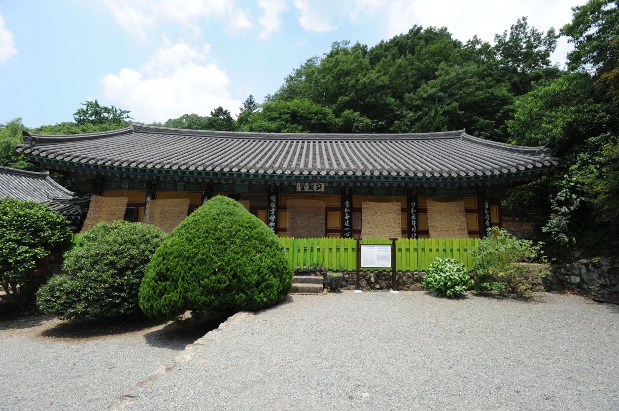 쌍계사 적묵당 — 스님들이 지내는 건물이라 안으로는 들어가지 않는다. 여름에는 발을 내려 마루를 가린다