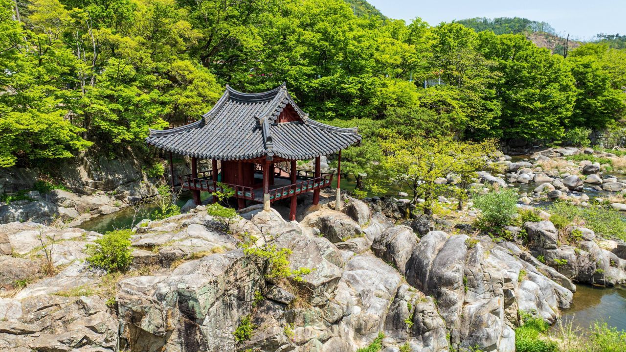 화림동 거연정 — 계곡 바위섬 위에 앉은 정자와 신록