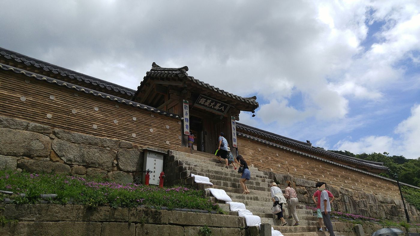 팔만대장경을 팔백 년 지켜 온 장경판전의 처마와 살창