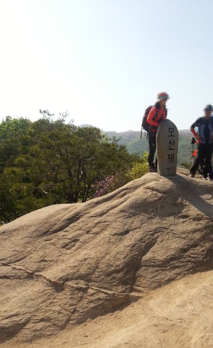 모산재 정상석과 그 아래로 시원하게 펼쳐진 합천의 들녘