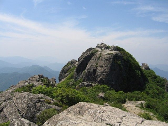 가야산 정상 우두봉 — 바위 봉우리 위로 사람들이 올라섰다