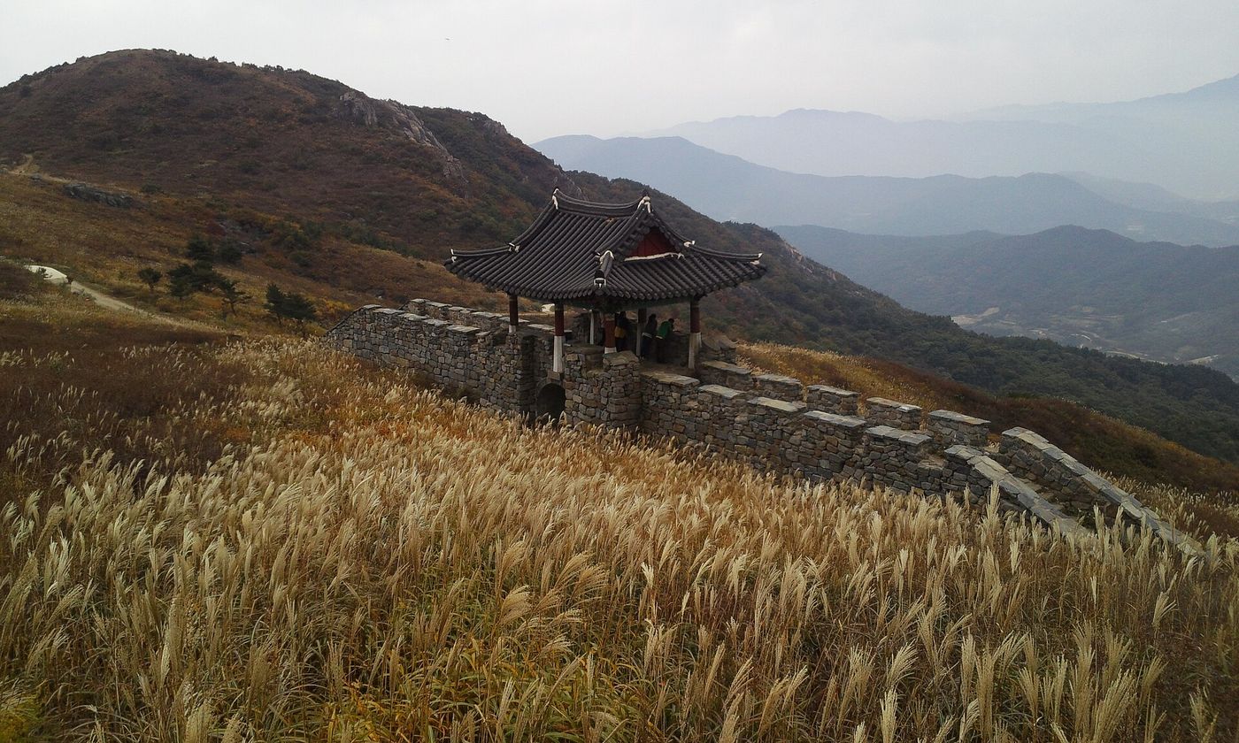가을 억새밭에 자리한 황매산성 옛터의 정자