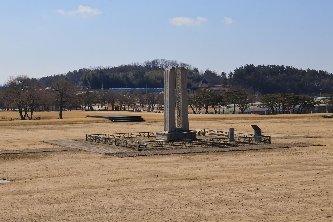 겨울 미륵사지 당간지주 — 잔디가 마른 계절에는 절터의 크기가 더 또렷하게 드러난다